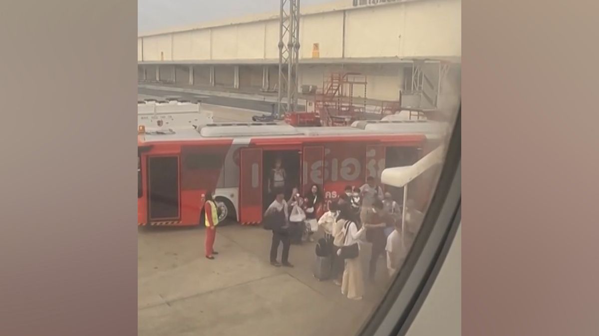 Letadlo se otočilo, aby vyzvedlo 23 cestujících, zapomenutých v kyvadlovém autobuse